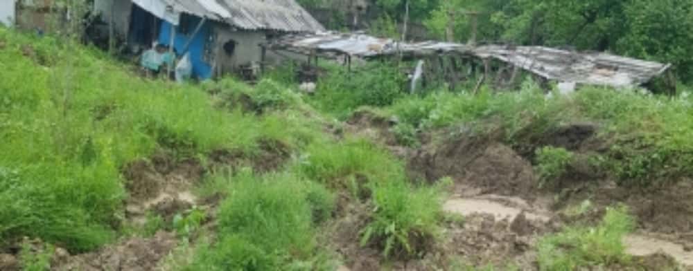Alunecare de teren în satul Trenu din comuna Chiojdeanca. Doi bătrâni au plecat la rude, după ce locuința le-a fost afectată