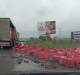 Zeci de lăzi cu bere au căzut dintr-un TIR, în zona Carrefour Ploiești