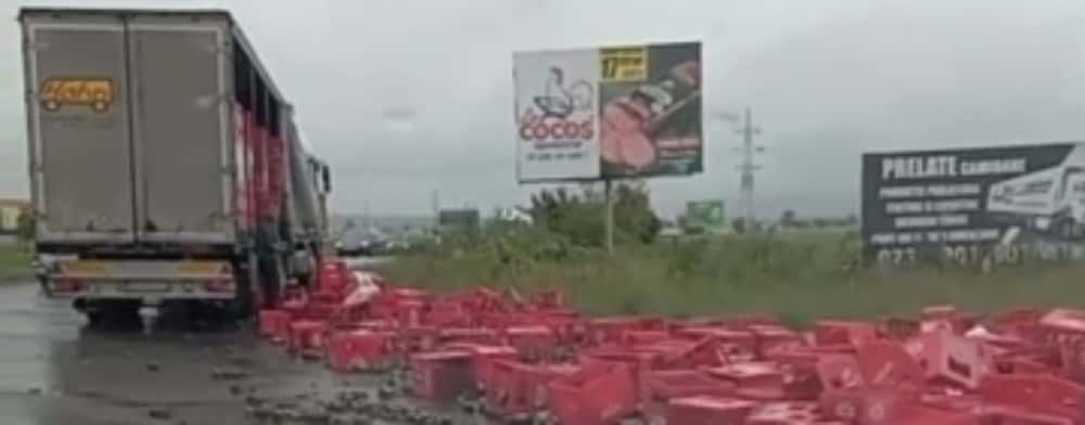 Zeci de lăzi cu bere au căzut dintr-un TIR, în zona Carrefour Ploiești