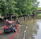 Inundații în Plopeni și Slănic. Pompierii au intervenit pentru evacuarea apei