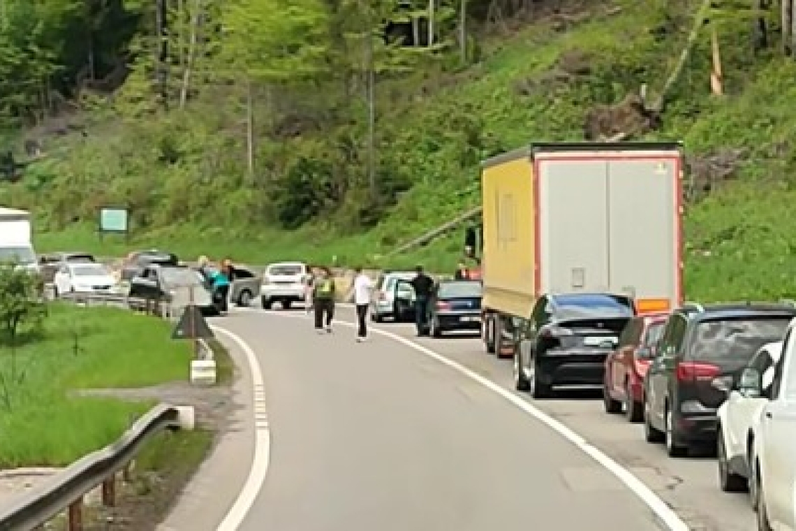 Accident pe DN1, la Azuga. Traficul rutier a fost afectat după coliziunea dintre două autoturisme