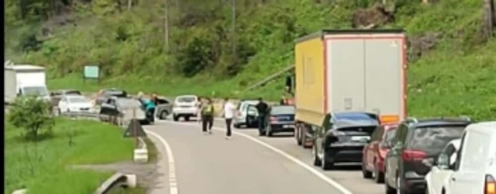 Accident pe DN1, la Azuga. Traficul rutier a fost afectat după coliziunea dintre două autoturisme