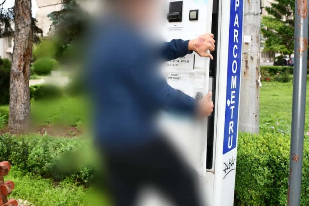 Bărbat prins în flagrant, noaptea trecută, în timp ce spărgea un parcometru din Ploiești. Alți trei ploieșteni, cercetați pentru furt calificat