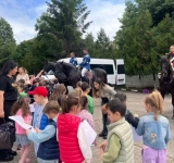 Copiii au invadat curtea Jandarmeriei Prahova! ”Intervenție” specială și la Gruparea Mobilă