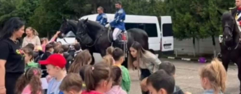 Copiii au invadat curtea Jandarmeriei Prahova! ”Intervenție” specială și la Gruparea Mobilă
