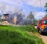 O casă din Drajna a fost mistuită de flăcări, vineri după-amiază. Pompierii au reușit să împiedice extinderea flăcărilor