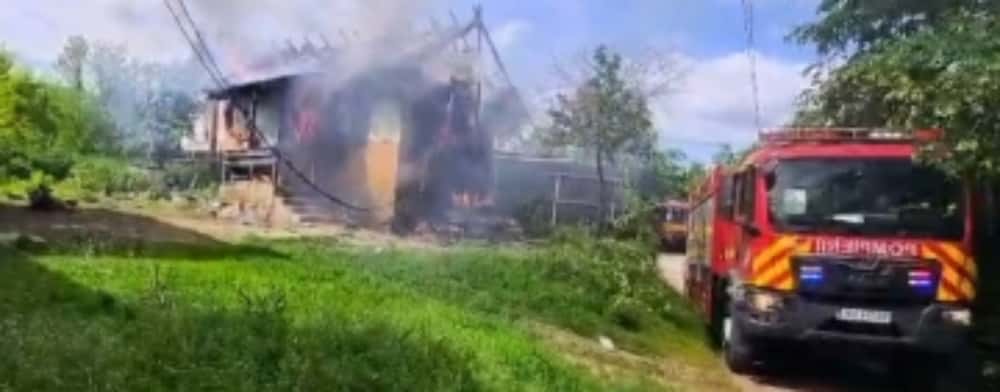 O casă din Drajna a fost mistuită de flăcări, vineri după-amiază. Pompierii au reușit să împiedice extinderea flăcărilor