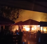 O terasă-restaurant din Parcul Bucov a fost cuprinsă de flăcări, noaptea trecută