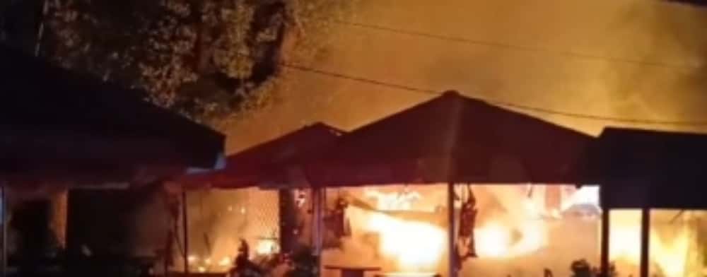 O terasă-restaurant din Parcul Bucov a fost cuprinsă de flăcări, noaptea trecută