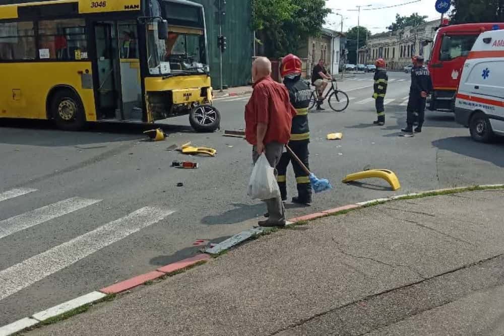 Un autobuz al TCE, implicat într-un accident, în centrul Ploieștiului