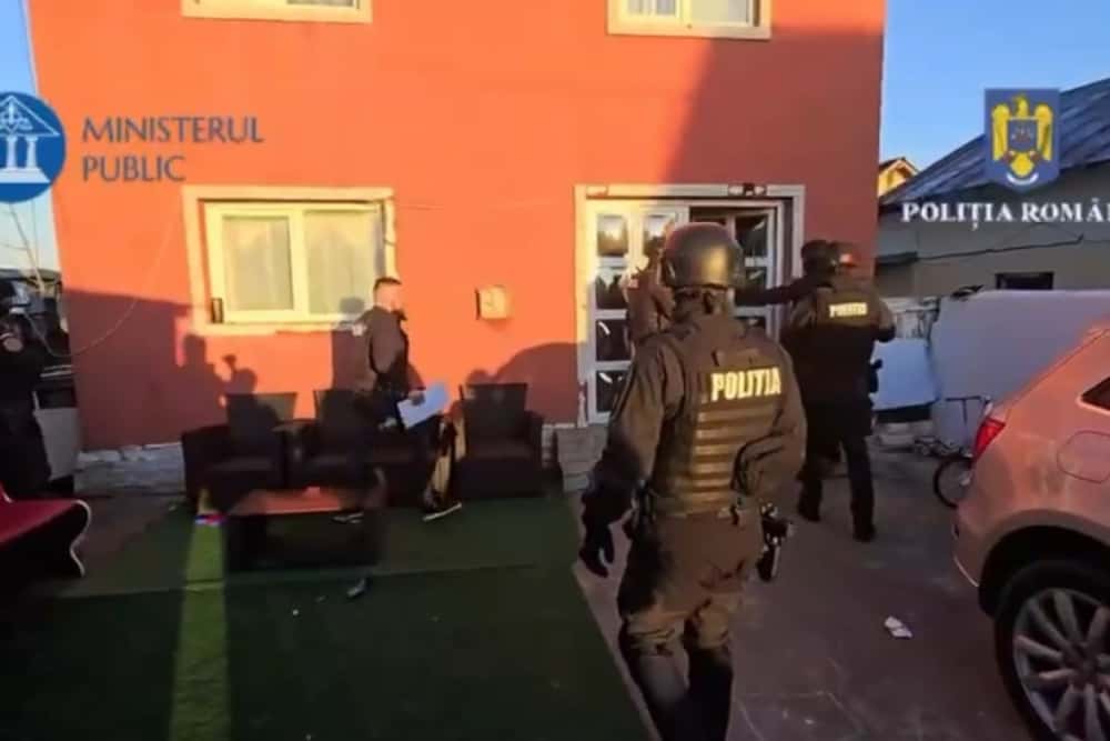 Percheziții în două comune prahovene, la persoane care organizau tombole online!