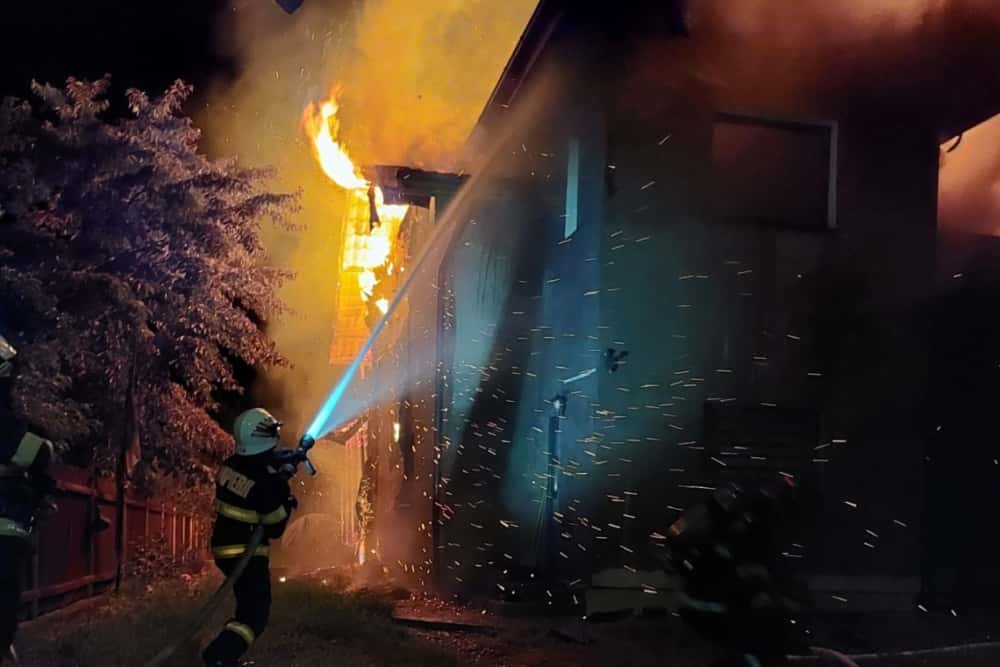Casă în flăcări în comuna Ariceștii Rahtivani. Pompierii au reușit să împiedice propagarea incendiului la vecini