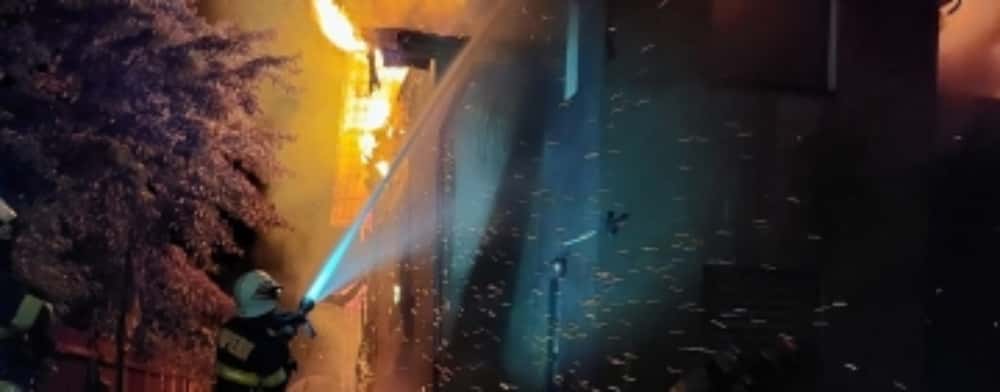 Casă în flăcări în comuna Ariceștii Rahtivani. Pompierii au reușit să împiedice propagarea incendiului la vecini