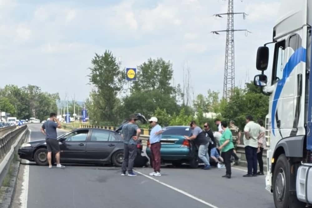 Circulație blocată pe podul de la Bucov, din cauza unui accident rutier