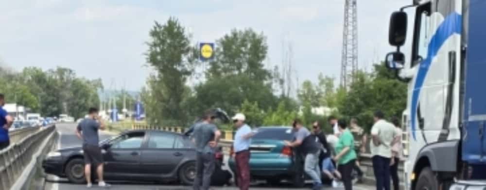 Circulație blocată pe podul de la Bucov, din cauza unui accident rutier