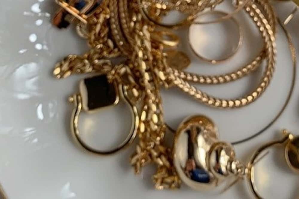 O femeie din Filipeștii de Pădure, în atenția polițiștilor după ce ar fi furat bani și bijuterii din casa unei consătence