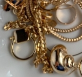 O femeie din Filipeștii de Pădure, în atenția polițiștilor după ce ar fi furat bani și bijuterii din casa unei consătence