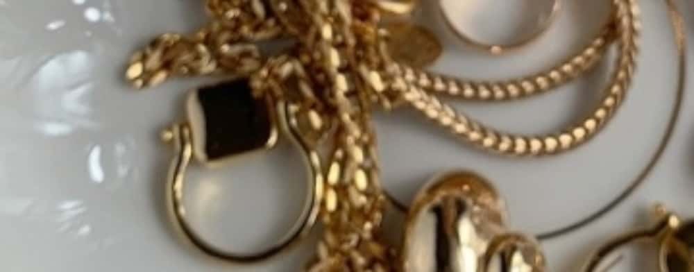 O femeie din Filipeștii de Pădure, în atenția polițiștilor după ce ar fi furat bani și bijuterii din casa unei consătence