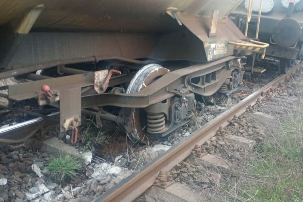 Locomotiva și două vagoane ale unui tren care transporta benzină au deraiat, noaptea trecută, pe raza Regionalei CF Craiova