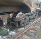 Locomotiva și două vagoane ale unui tren care transporta benzină au deraiat, noaptea trecută, pe raza Regionalei CF Craiova
