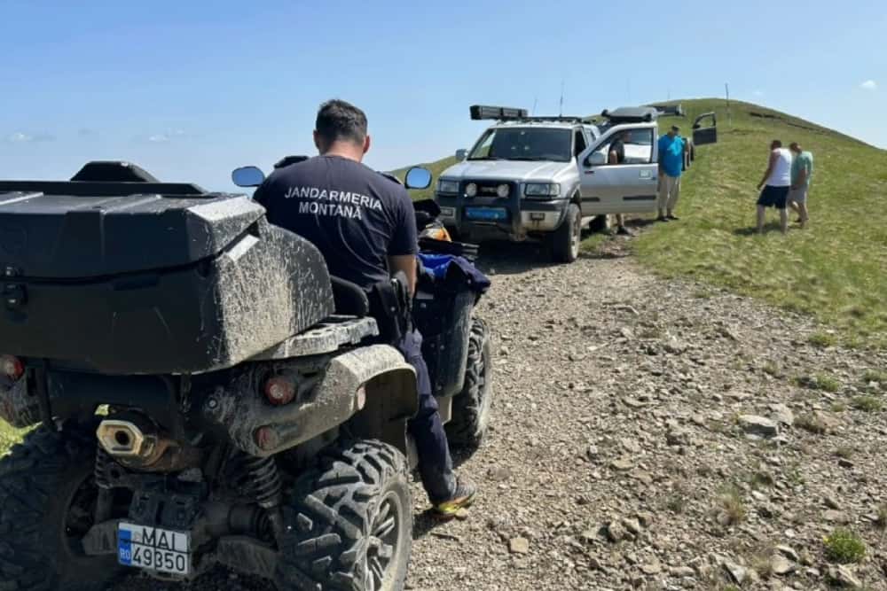 ”Turiștii” care merg pe munte cu autoturismele, amendați de jandarmii din Sinaia
