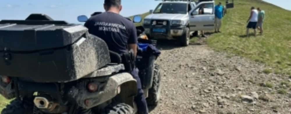 ”Turiștii” care merg pe munte cu autoturismele, amendați de jandarmii din Sinaia