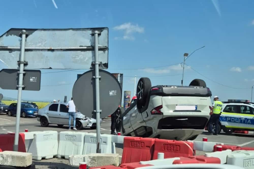 Accident rutier la giratoriul Păulești. Unul dintre autoturismele implicate s-a răsturnat