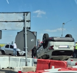 Accident rutier la giratoriul Păulești. Unul dintre autoturismele implicate s-a răsturnat