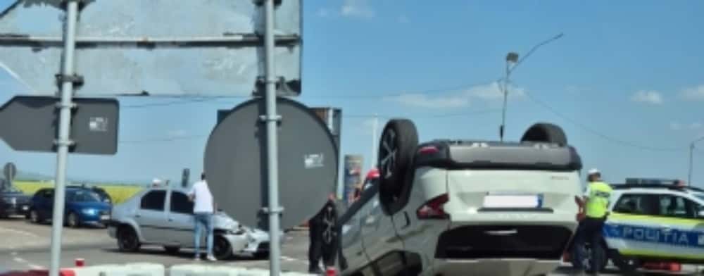 Accident rutier la giratoriul Păulești. Unul dintre autoturismele implicate s-a răsturnat