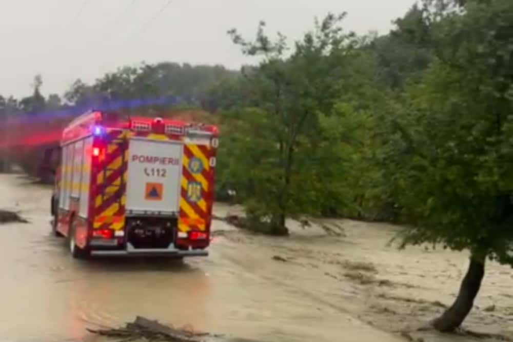 Pompierii au intervenit după inundațiile din Telega, Bănești și Plopeni