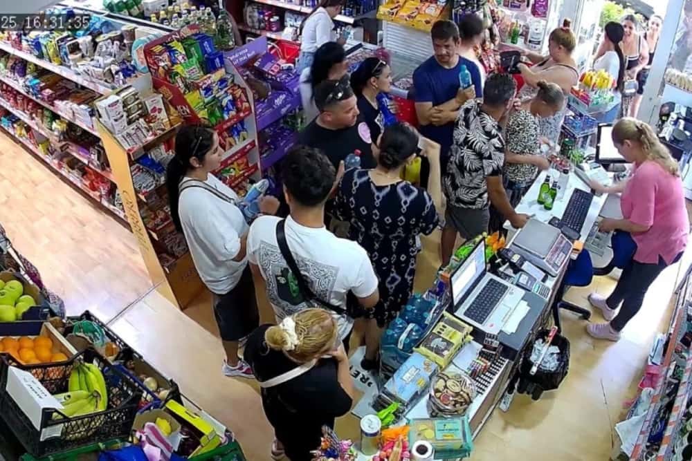 Magazin din centrul Ploieștiului, prădat de zeci de persoane, săptămâna trecută. Polițiștii încă îi caută pe suspecți, deși există filmări cu incidentul!