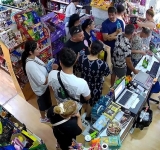 Magazin din centrul Ploieștiului, prădat de zeci de persoane, săptămâna trecută. Polițiștii încă îi caută pe suspecți, deși există filmări cu incidentul!