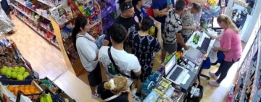 Magazin din centrul Ploieștiului, prădat de zeci de persoane, săptămâna trecută. Polițiștii încă îi caută pe suspecți, deși există filmări cu incidentul!