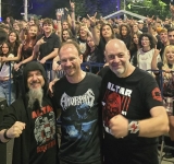 Acum putem reveni la probleme serioase, precum invazia de căpușe, țânțari, gropi din asfalt?