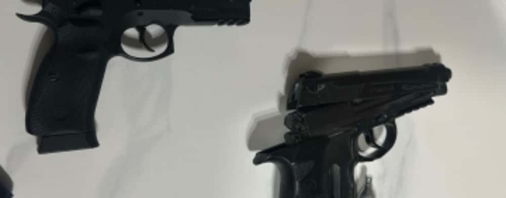 Adolescent împușcat cu pistol de tip airsoft, într-un parc din Ploiești. Doi tineri au fost arestați preventiv