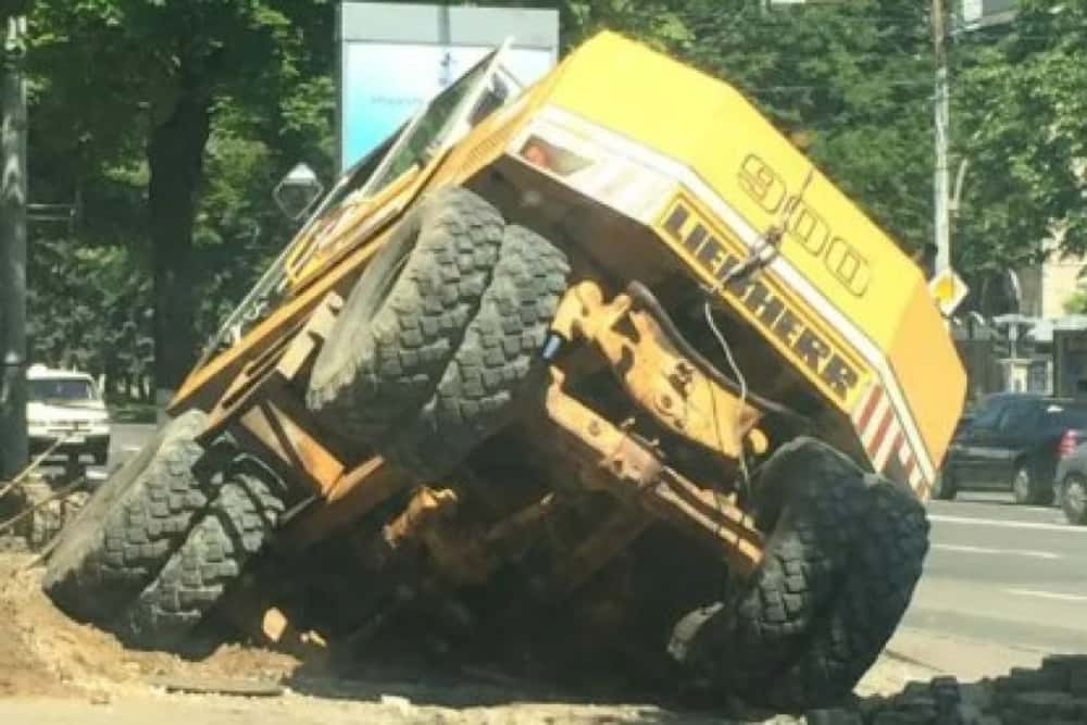 Un buldoexcavator în care se aflau trei bărbați s-a răsturnat, în Vălenii de Munte