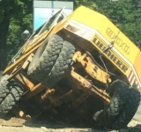 Un buldoexcavator în care se aflau trei bărbați s-a răsturnat, în Vălenii de Munte