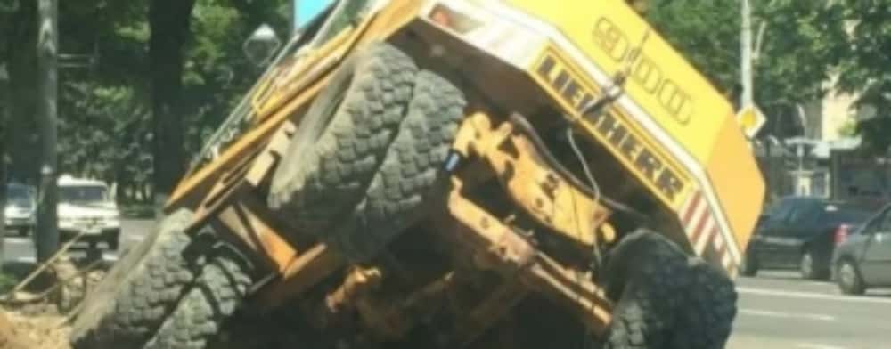 Un buldoexcavator în care se aflau trei bărbați s-a răsturnat, în Vălenii de Munte