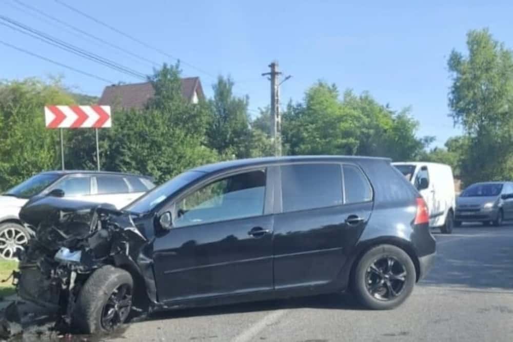 Trei autoturisme, implicate într-un accident în comuna Vărbilău. O femeie a ajuns la spital