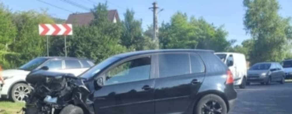 Trei autoturisme, implicate într-un accident în comuna Vărbilău. O femeie a ajuns la spital