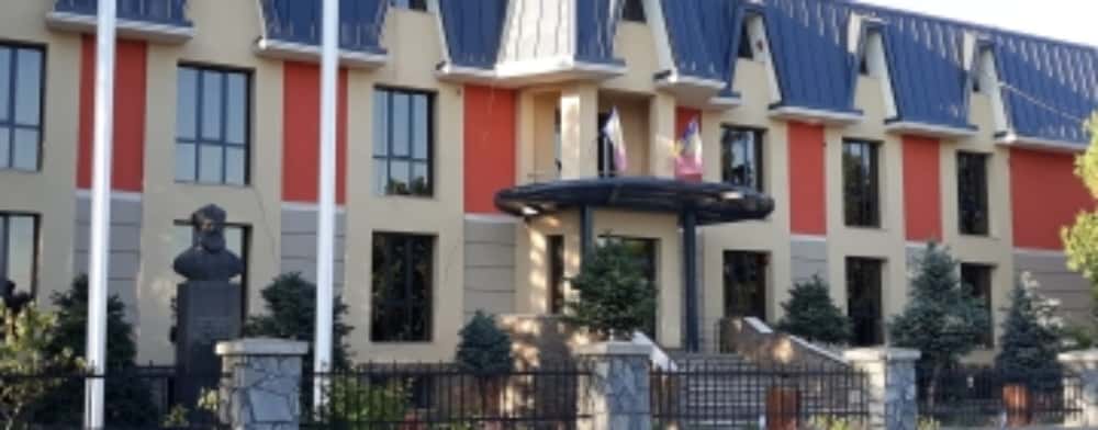 Chiar nu vă e rușine? O primărie din Prahova dă 141.000 de euro ca să-i trimită la ”cursuri” pe funcționari și consilierii locali!