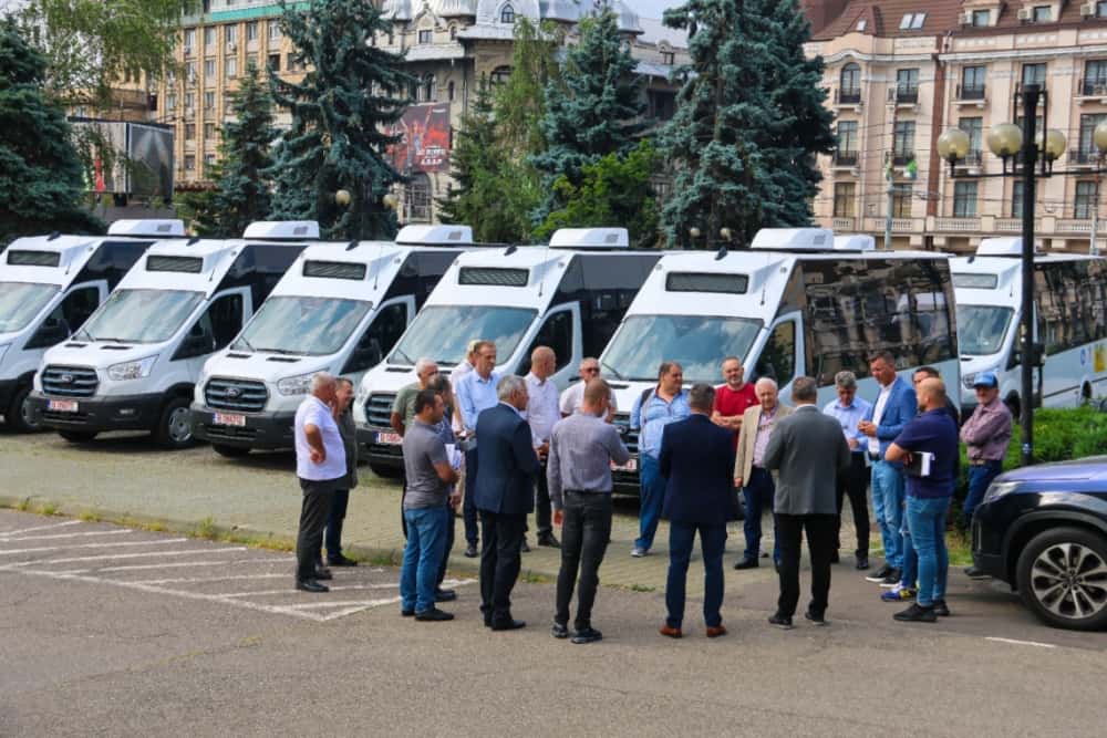 Alte opt microbuze școlare ajung la elevii prahoveni! Se încheie astfel și al doilea program derulat de Consiliul Județean Prahova