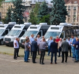 Alte opt microbuze școlare ajung la elevii prahoveni! Se încheie astfel și al doilea program derulat de Consiliul Județean Prahova