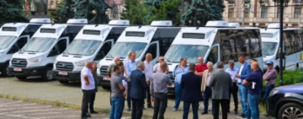 Alte opt microbuze școlare ajung la elevii prahoveni! Se încheie astfel și al doilea program derulat de Consiliul Județean Prahova