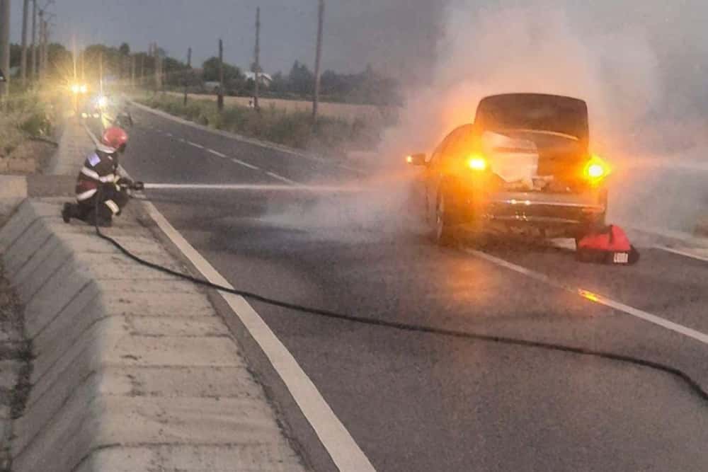 Un autoturism a luat foc pe un drum județean, în comuna Vadu Săpat