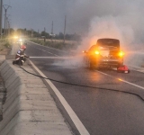 Un autoturism a luat foc pe un drum județean, în comuna Vadu Săpat