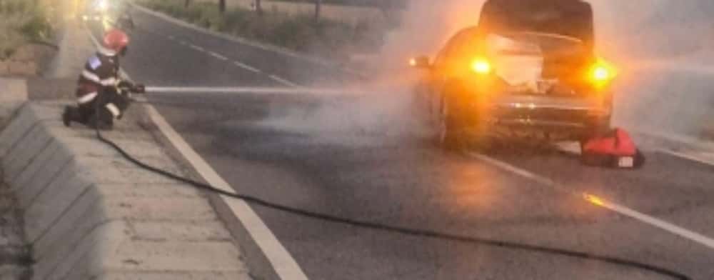 Un autoturism a luat foc pe un drum județean, în comuna Vadu Săpat