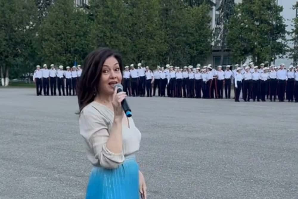 Oana Sârbu, actrița din LICEENII, le-a cântat elevilor Colegiului Militar din Breaza superba melodie ”Ani de liceu”