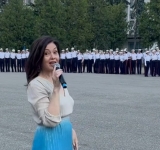Oana Sârbu, actrița din LICEENII, le-a cântat elevilor Colegiului Militar din Breaza superba melodie ”Ani de liceu”