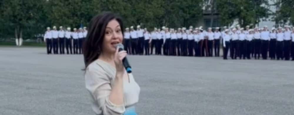 Oana Sârbu, actrița din LICEENII, le-a cântat elevilor Colegiului Militar din Breaza superba melodie ”Ani de liceu”